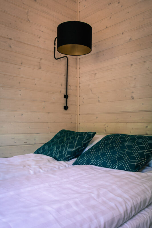 lampa w sypialni domku mobilnego